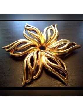 VINTAGE ESTATE SIGNED MONET GOLD TONE FLOWER 3" BROOCH EXCELLENT CONDITION